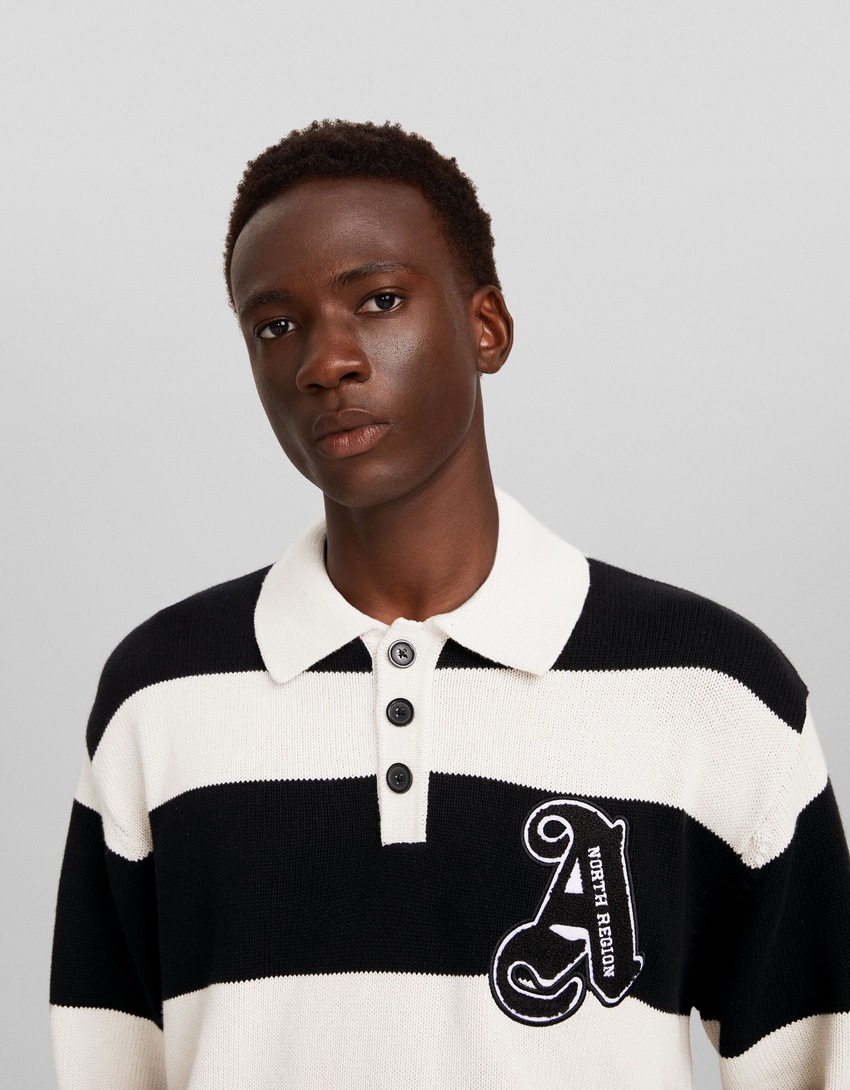 Suéter universitário com gola polo