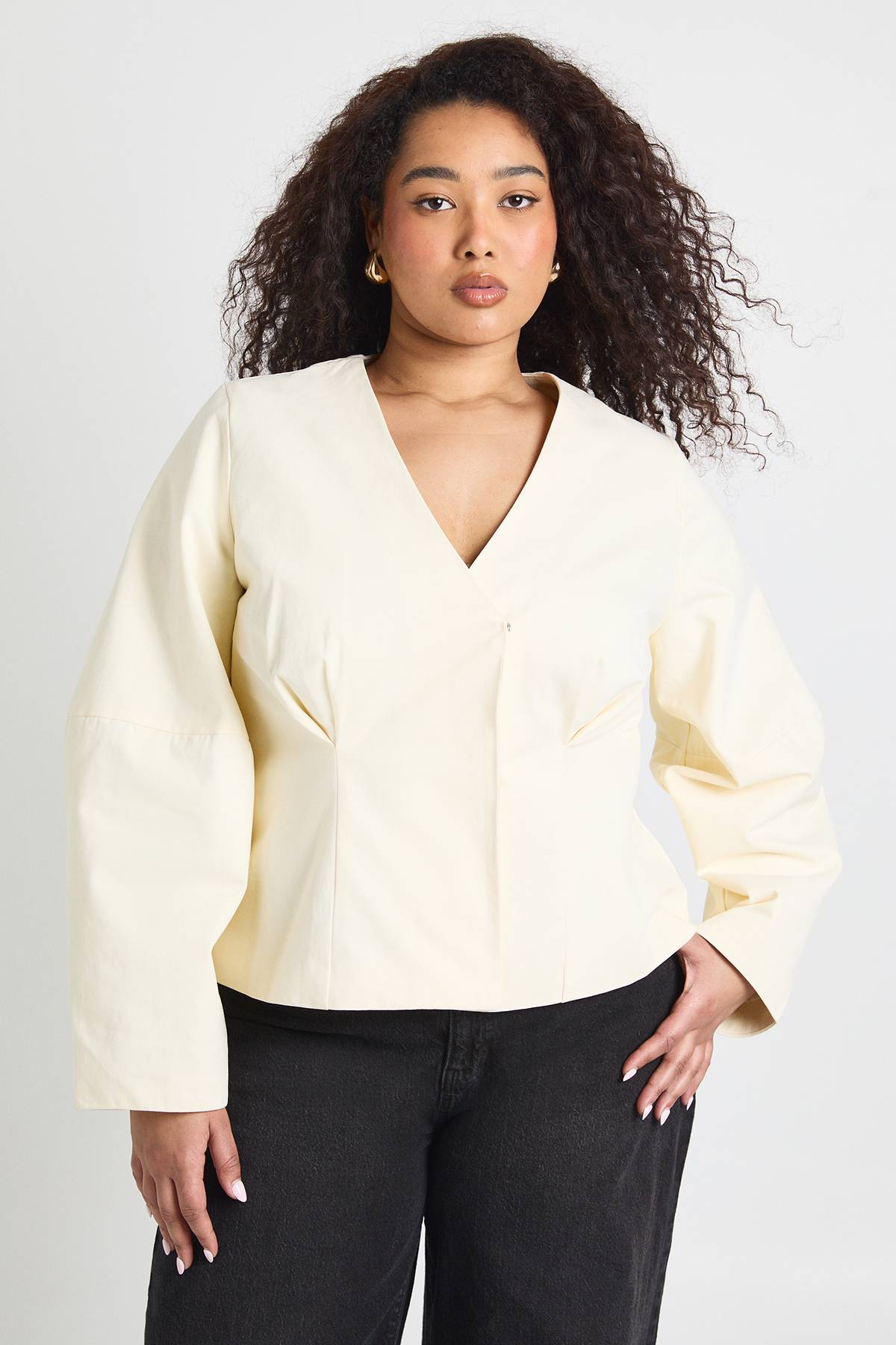 boohoo Blazer Grande Taille en Sergé à Manches Bouffantes Cintrées