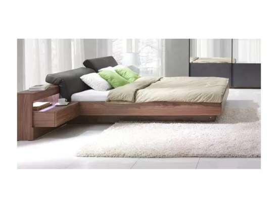 Ensemble design pour chambre à coucher RENATO. Lit avec sommier 180x200 cm, tables de chevet intégrées, commode