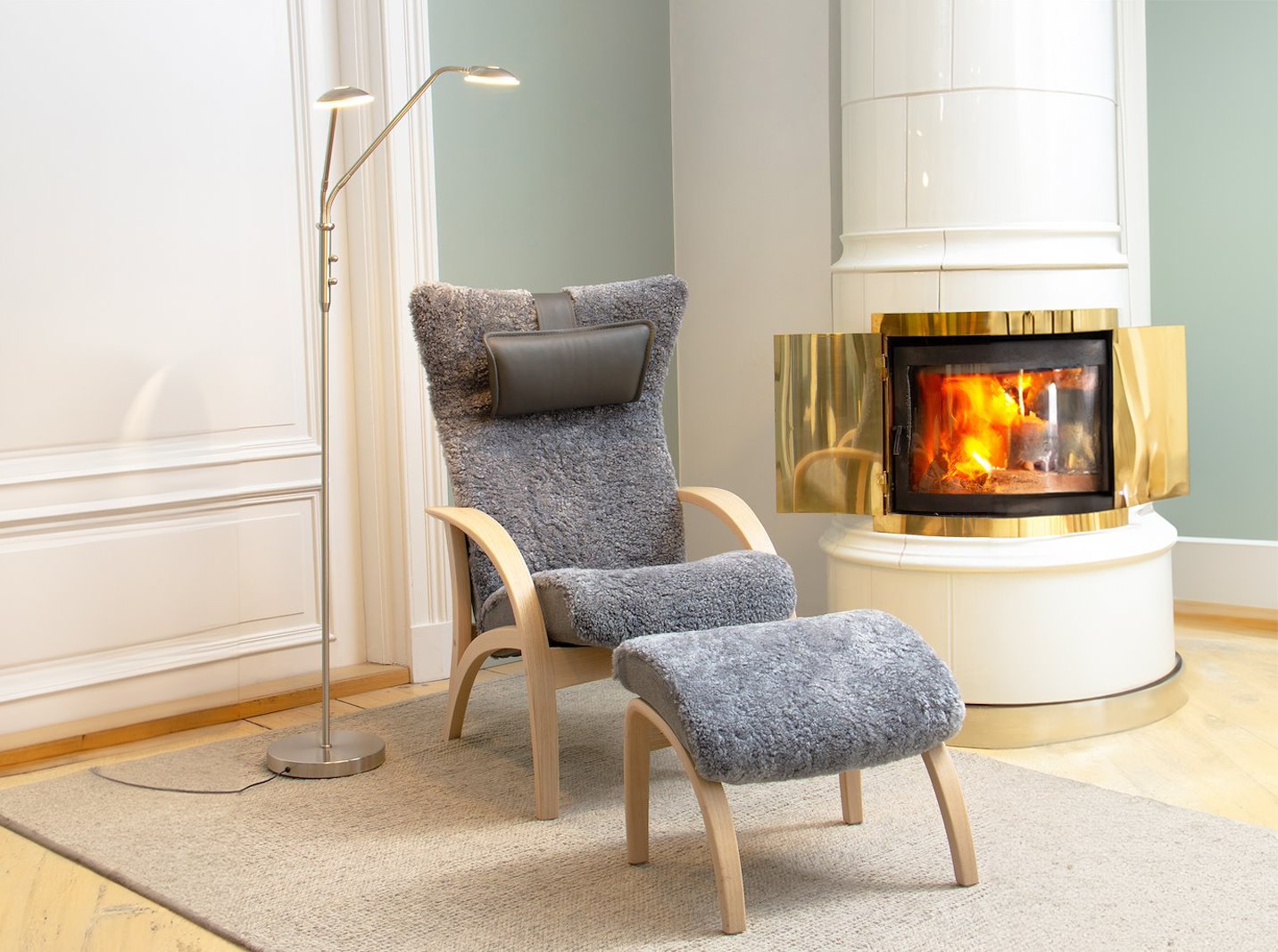 Cuba gulvlampe Børstet metall med to justerbare armer og hvite glasskjermer. Integrerte LED-pærer og to dimmere.