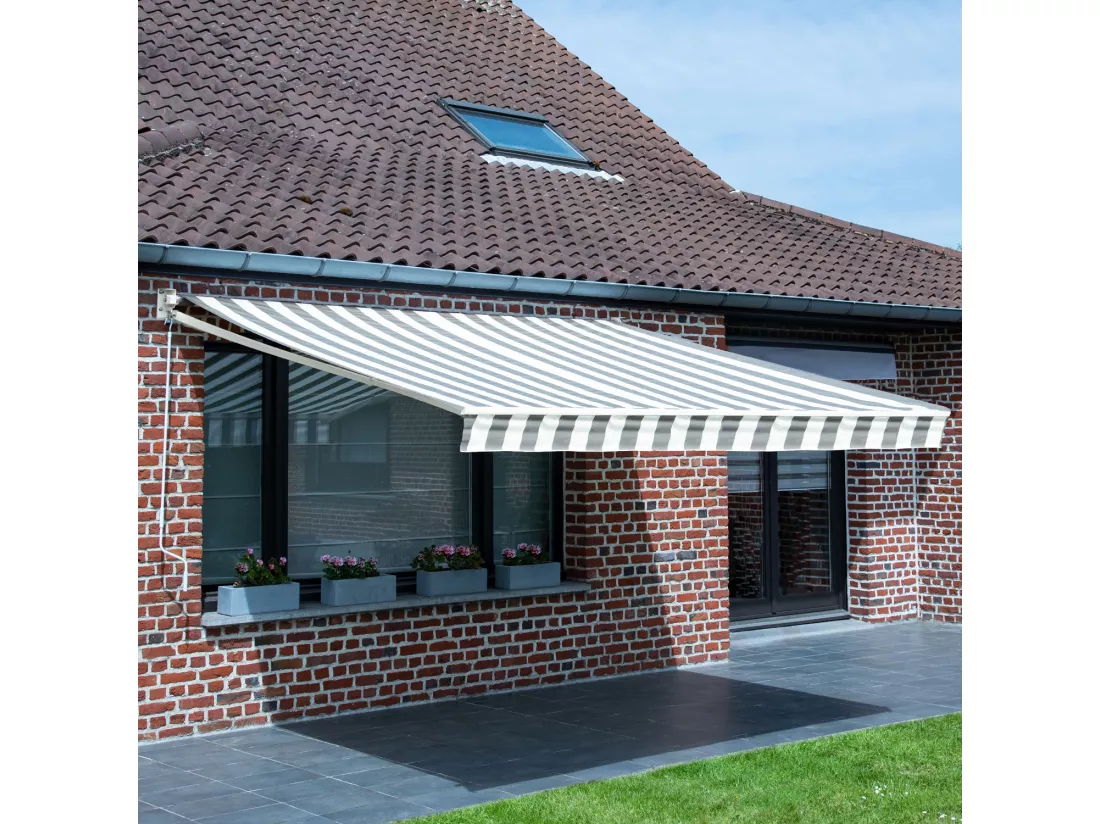 Store banne SAULE 3,95 × 3m - Toile rayée blanche/grise et structure blanche - HAPPY GARDEN