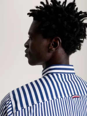 Camisa clássica com listras marcantes e modelagem regular.