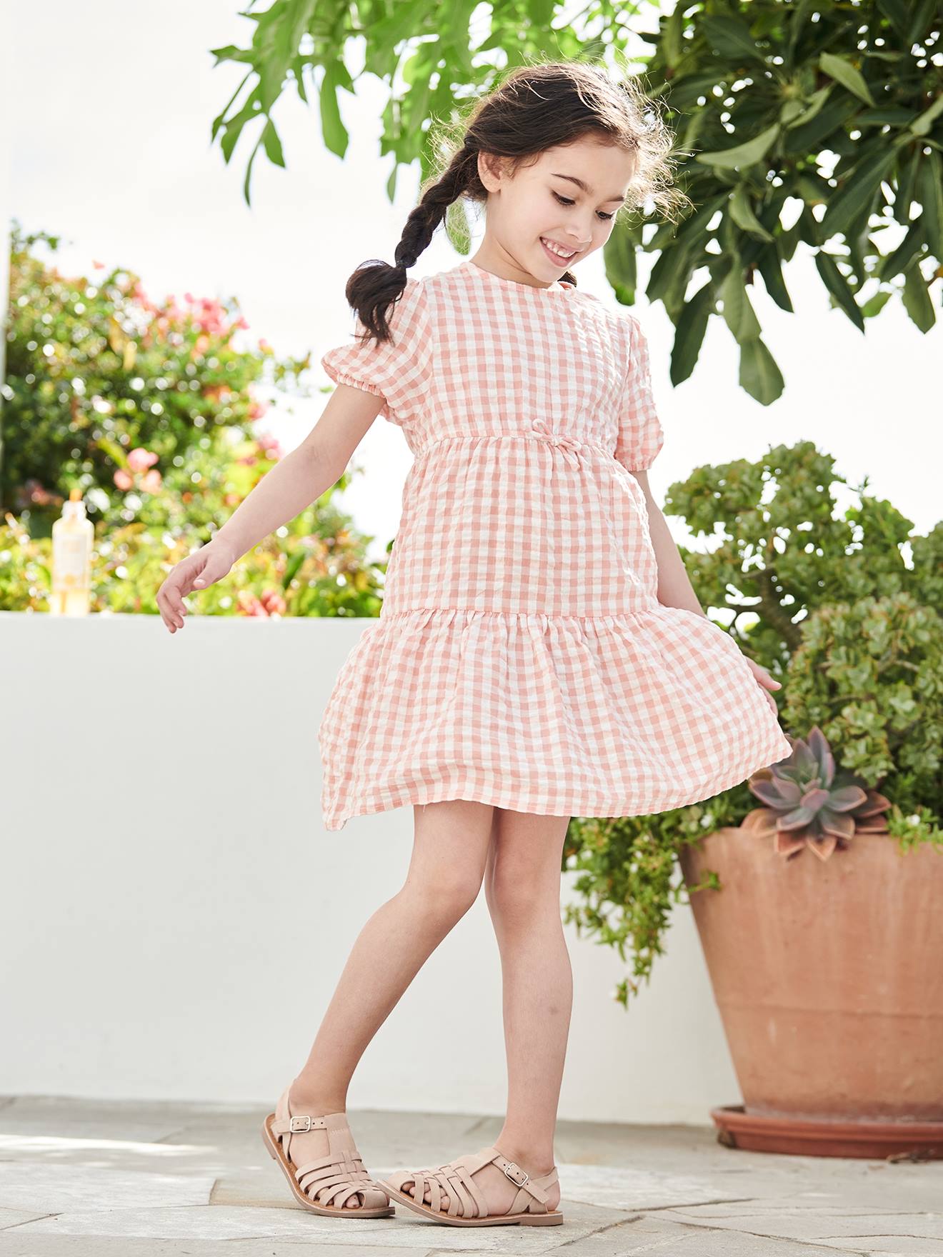Vestido off-white com babados e mangas 3/4 para meninas
