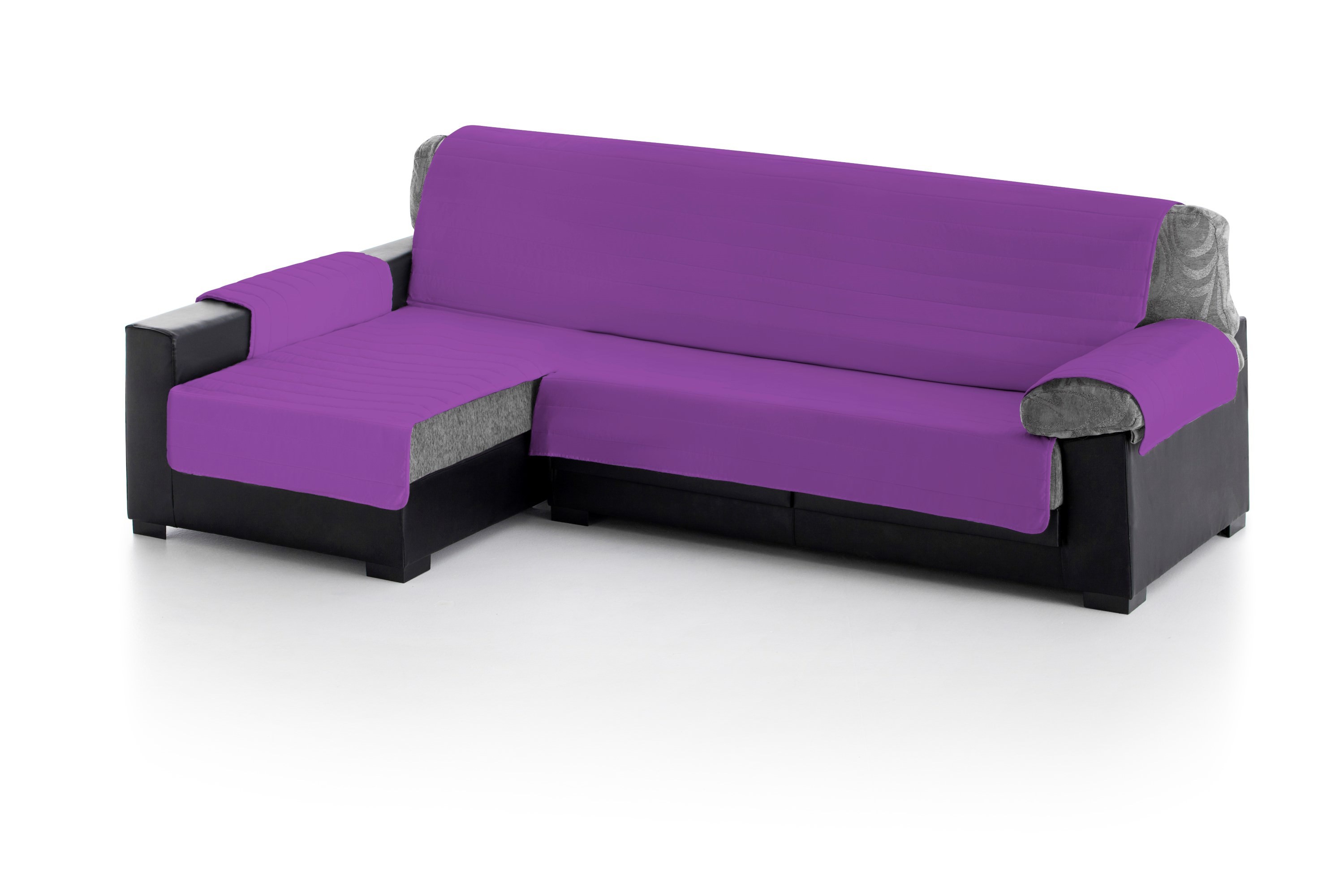 Capa acolchoada para sofá com chaise longue à esquerda na cor fúcsia.