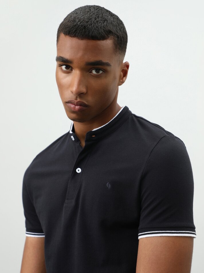 Camisa polo com gola mandarim bordada - Azul-marinho