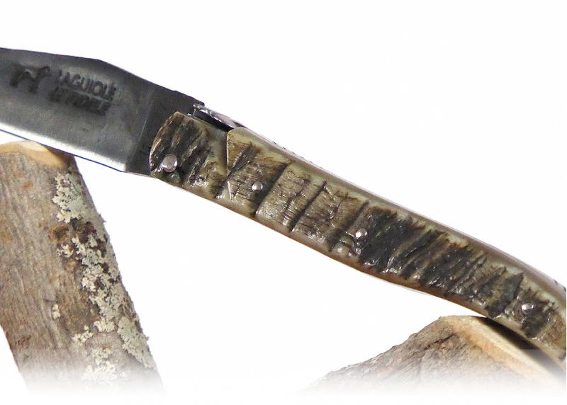 Couteau Laguiole avec un manche en Corne de bélier et lame brute