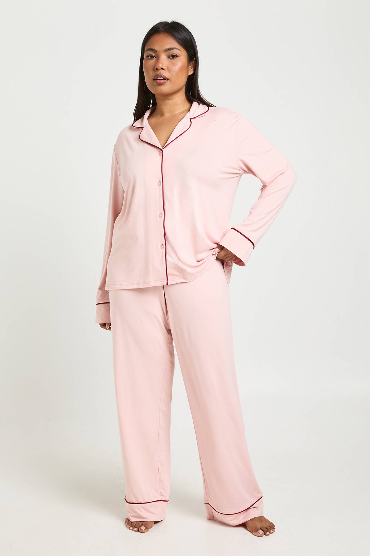 boohoo Ensemble De Pyjama Grande Taille En Jersey Avec Détails Passepoilés, Haut À Manches Longues Et Pantalon