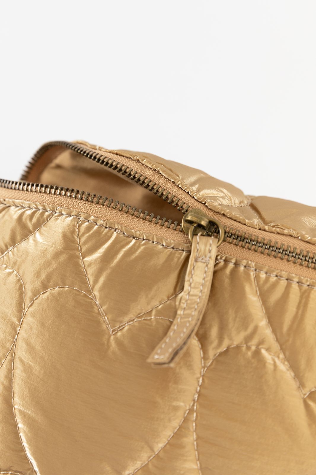 Goudkleurige crossbody tas met hartjes quilting