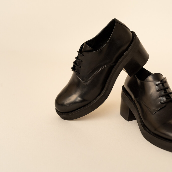 Derbies à talons et lacets  en cuir noir