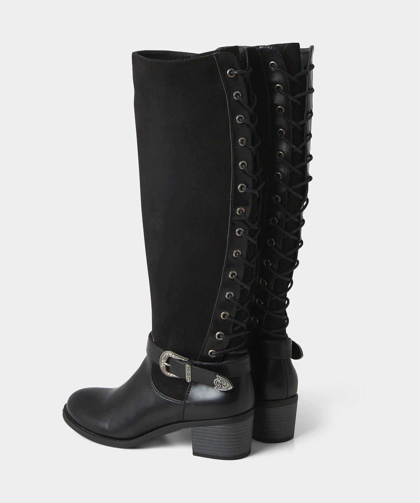 Stiefel mit Schnürung und Zierschnalle
