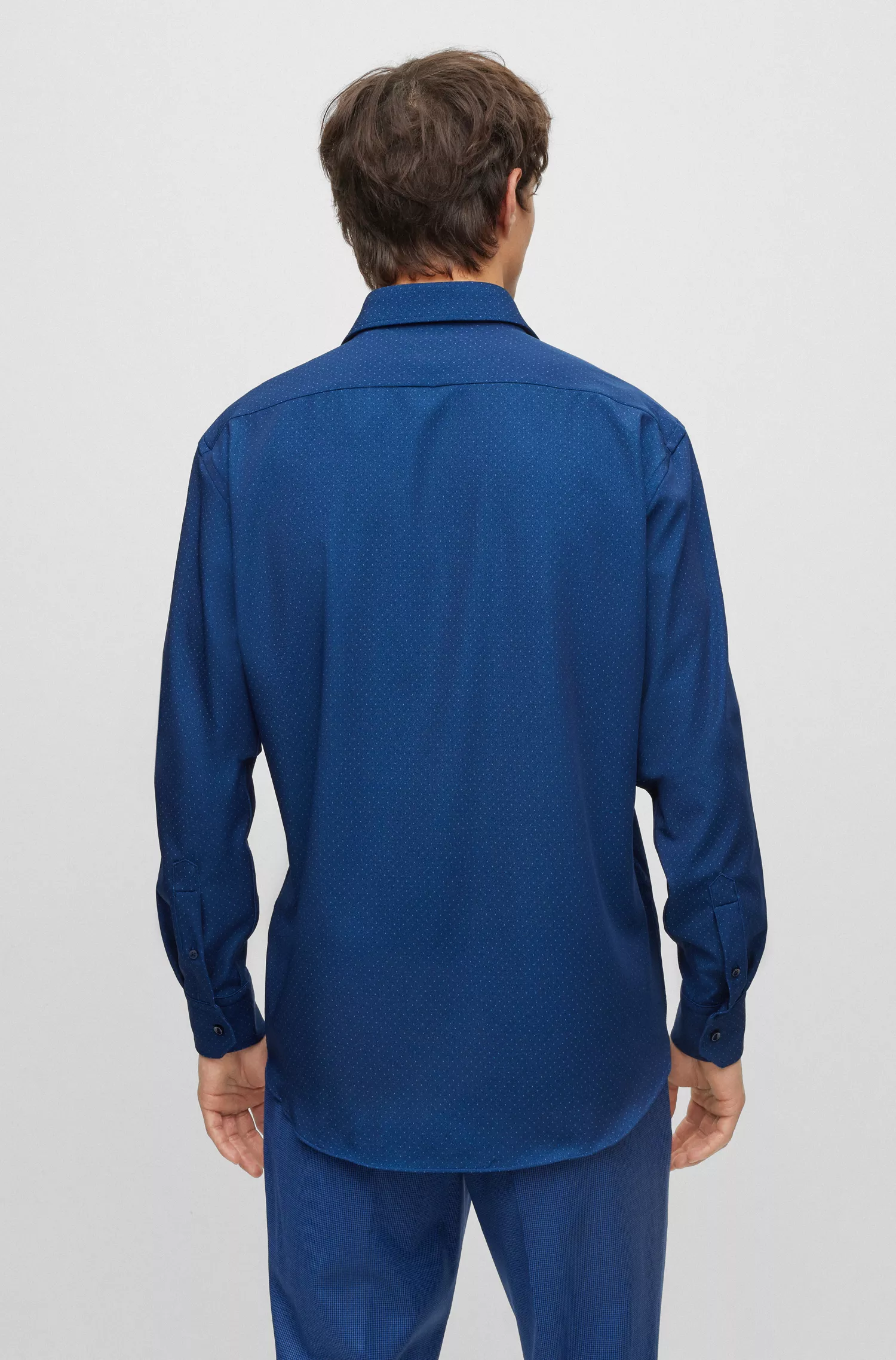 Camisa BOSS preta de corte regular em tecido estruturado de alta performance com elasticidade.