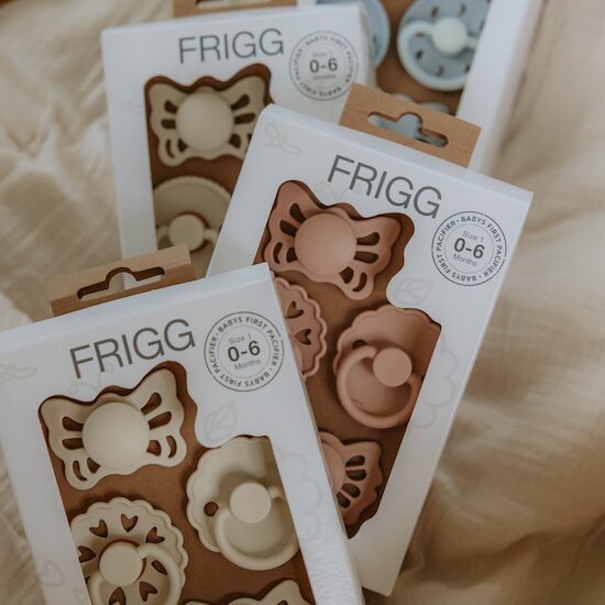 Lot de 4 Sucettes First   Crème        de               Frigg