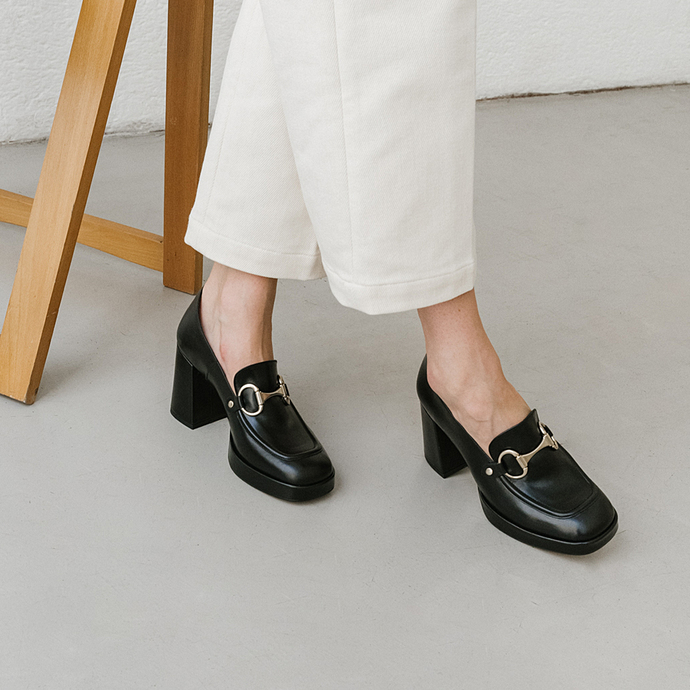 Mocassins à talons et mords  en cuir glacé noir