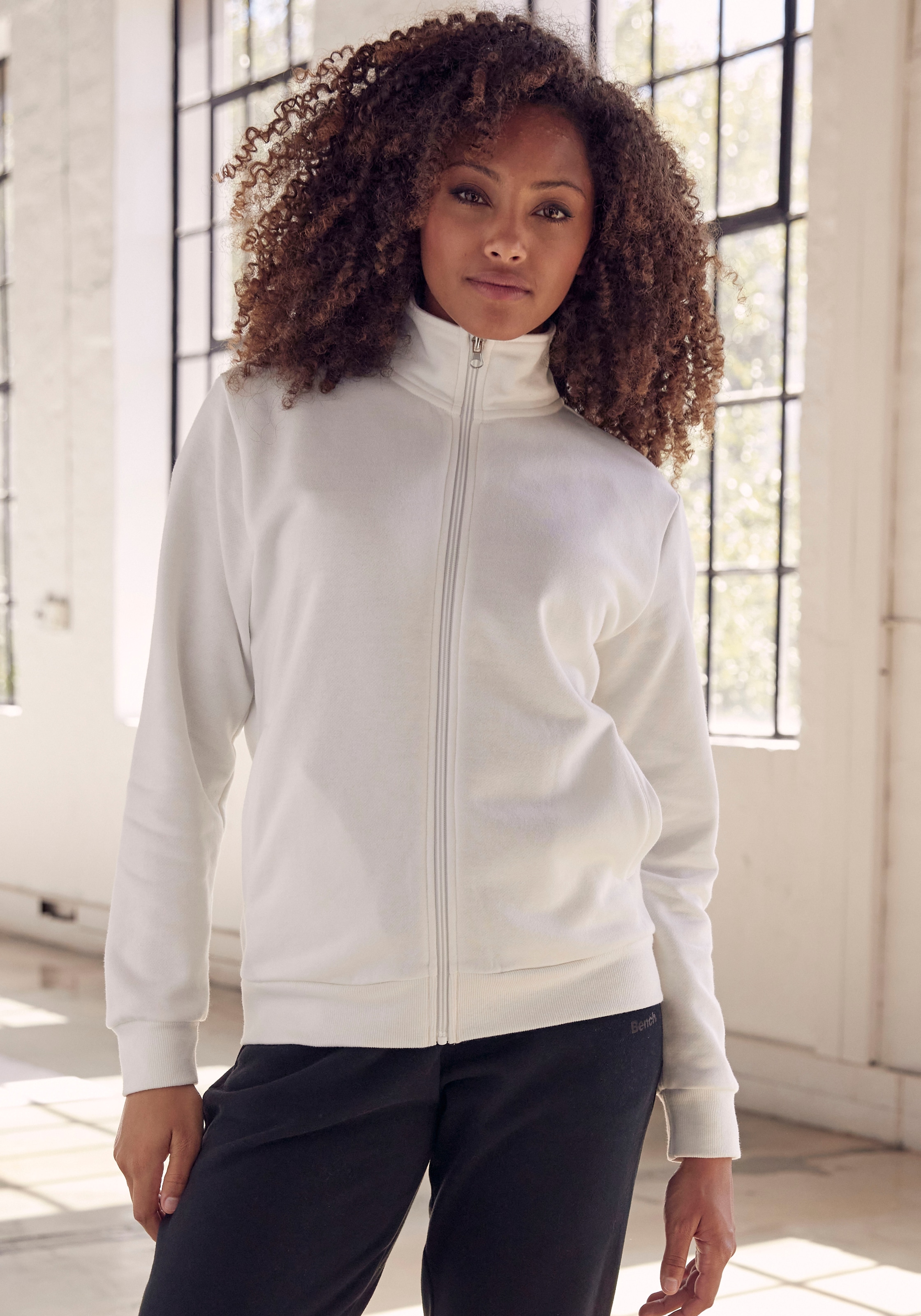Bench. Loungewear Sweatjacke , Loungejacke mit Stehkragen und glänzendem Logodruck, Loungewear