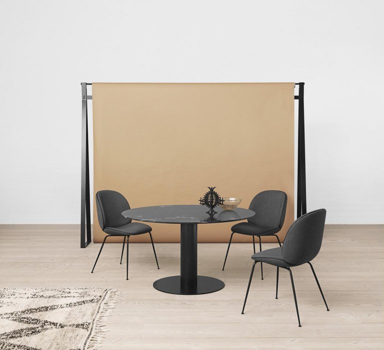 Gubi Beetle stoel met zwart stalen onderstel new beige
