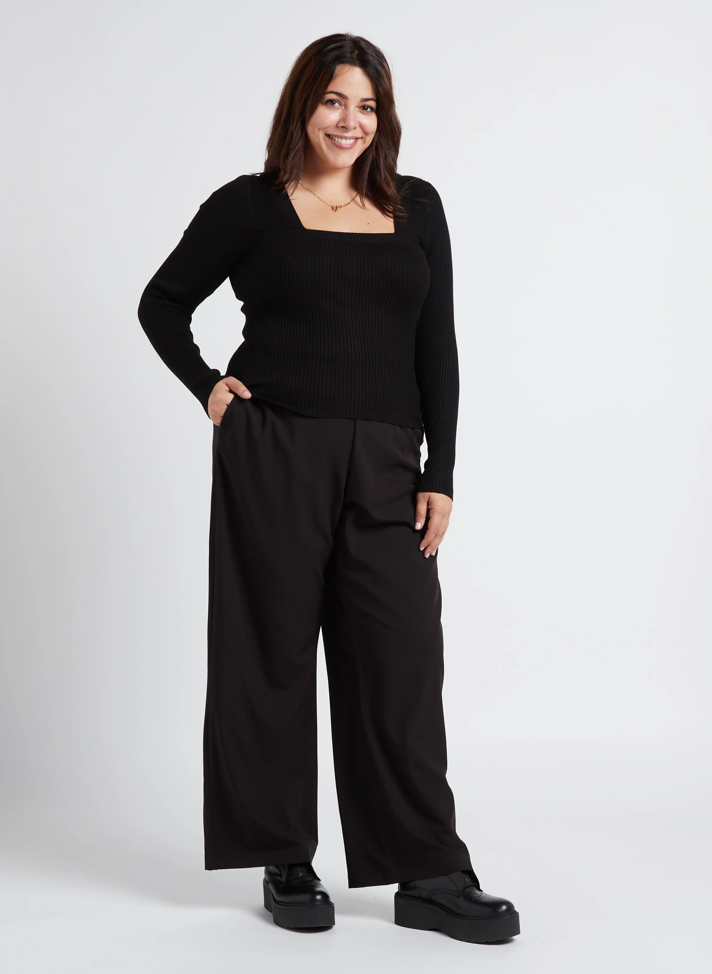 Top moulant col carré| Noir