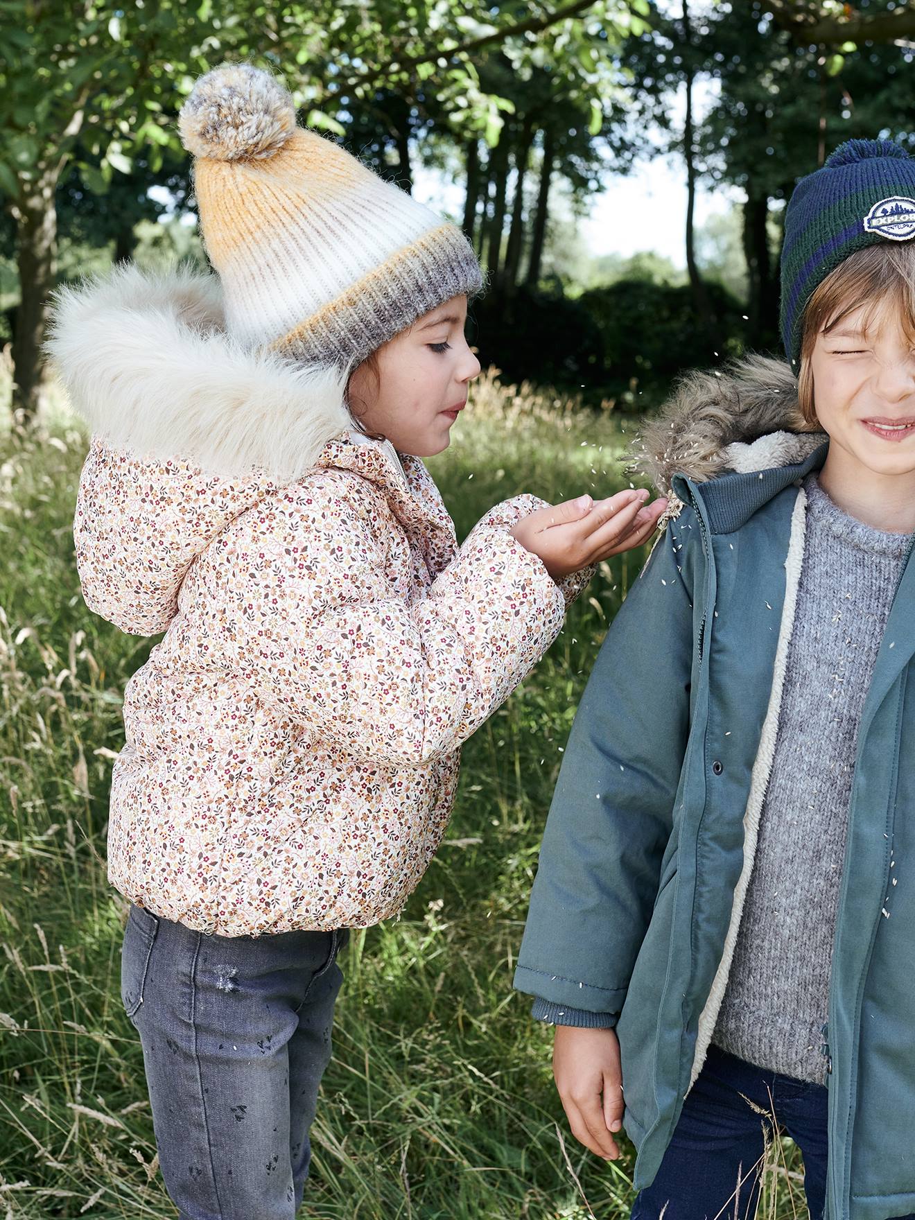 Jaqueta curta acolchoada com capuz estampado floral, tamanho médio infantil, estampa roxa.