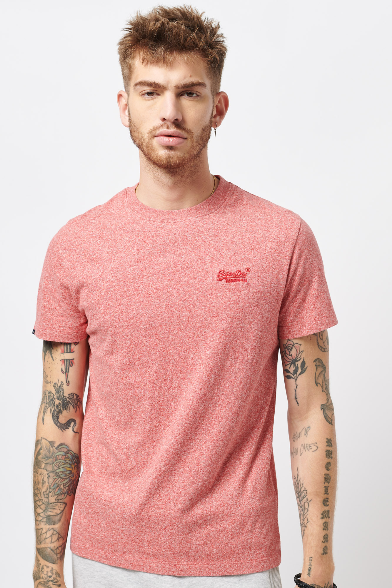 Camiseta de algodão orgânico com logotipo vintage bordado.