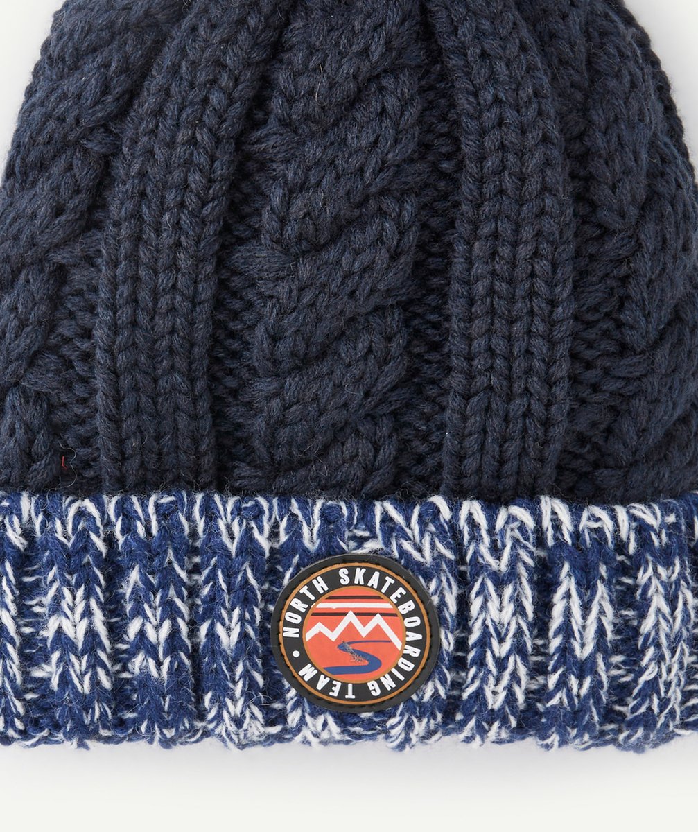 BONNET TRICOT GARÇON EN FIBRES RECYCLÉES BLEU AVEC POMPON ET PATCH