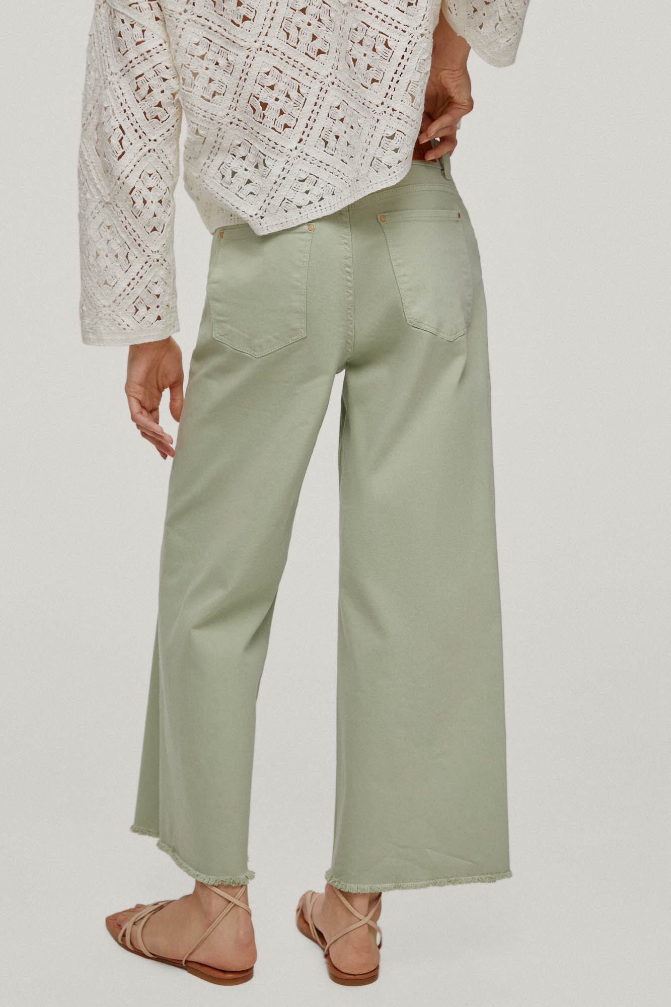 Calça jeans cropped de perna larga com 5 bolsos - Verde