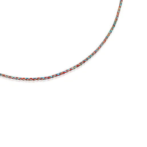 Colar de fio trançado multicolorido com fecho prateado.