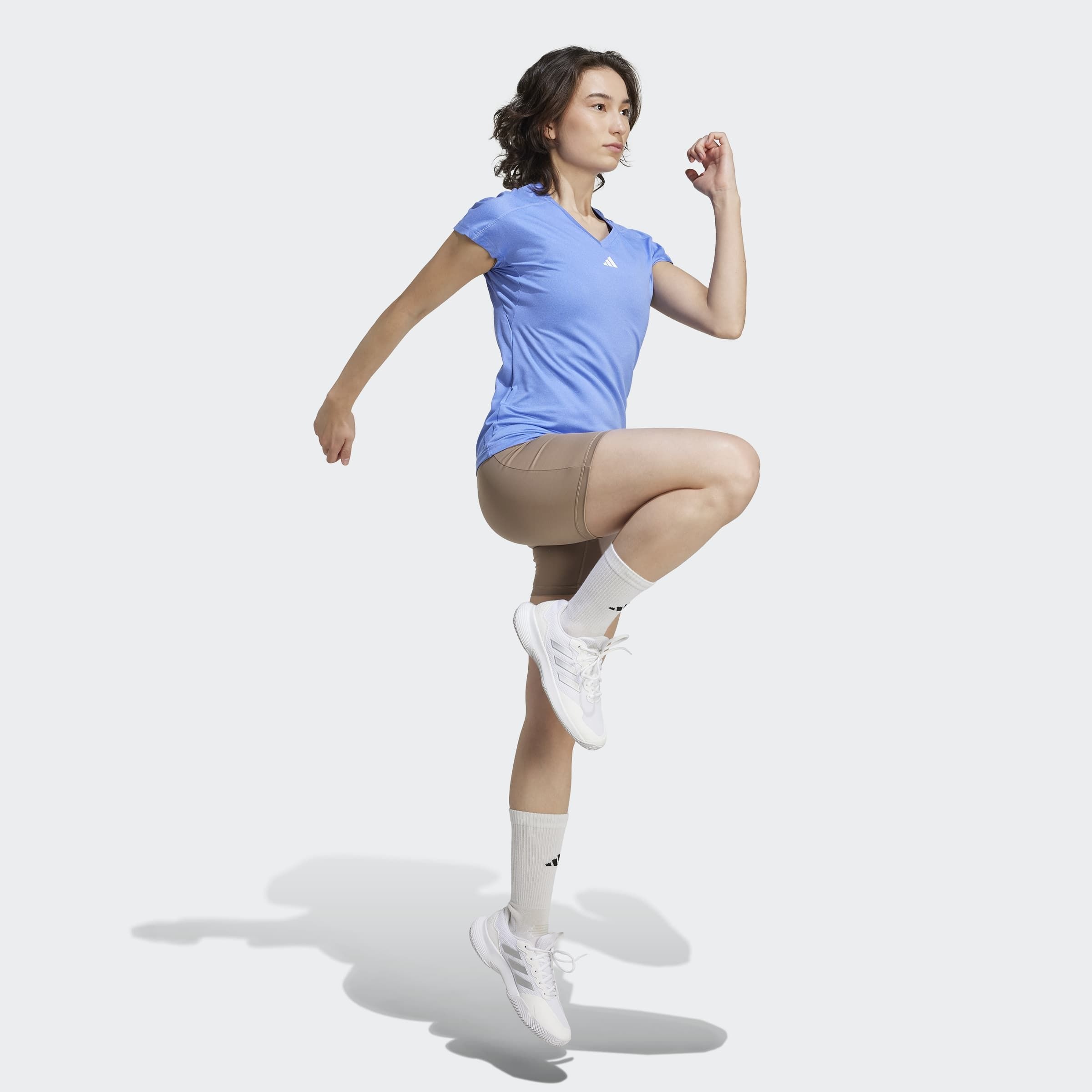 adidas Performance T-Shirt »AEROREADY TRAIN ESSENTIALS MINIMAL BRANDING V-NECK«, Trainingsshirt, feuchtigkeitsabsorbierend mit V Ausschnitt