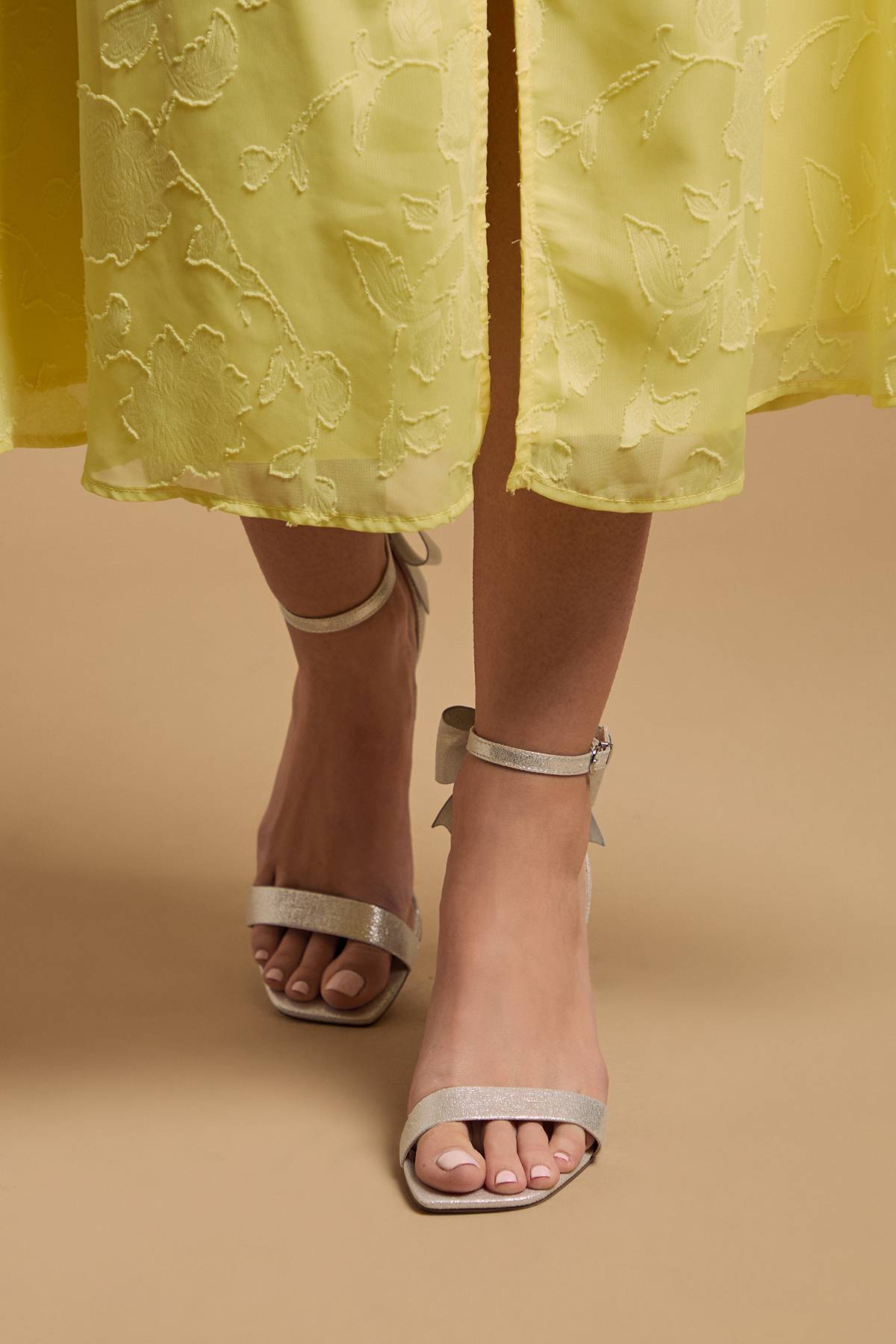 Oasis Sandales à Talons Aiguilles Dovile en Textile Métallisé Satiné avec Nœud au Dos