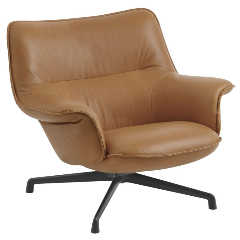 Muuto Doze fauteuil low met swivel en zwart onderstel Cognac leather