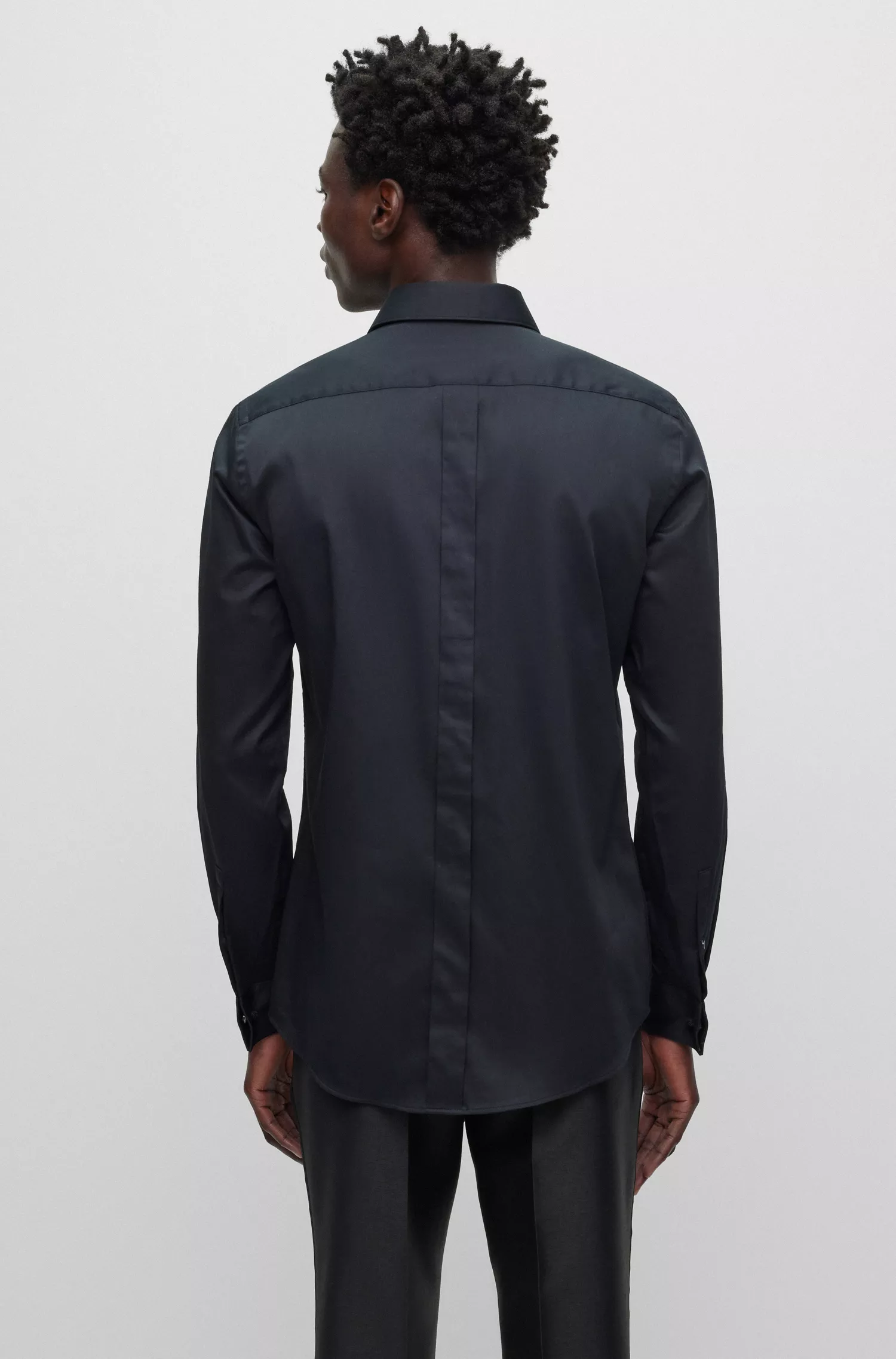 Camisa social BOSS preta, corte slim, em cetim de algodão elástico.