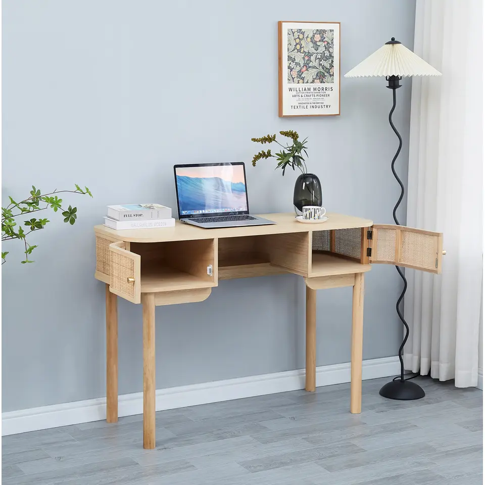 Bureau met 2 deuren van hout en rietvlechtwerk