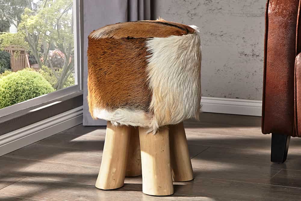 Design Sitzhocker HIDE 45cm braun weiß mit Ziegenfell und Teakholz