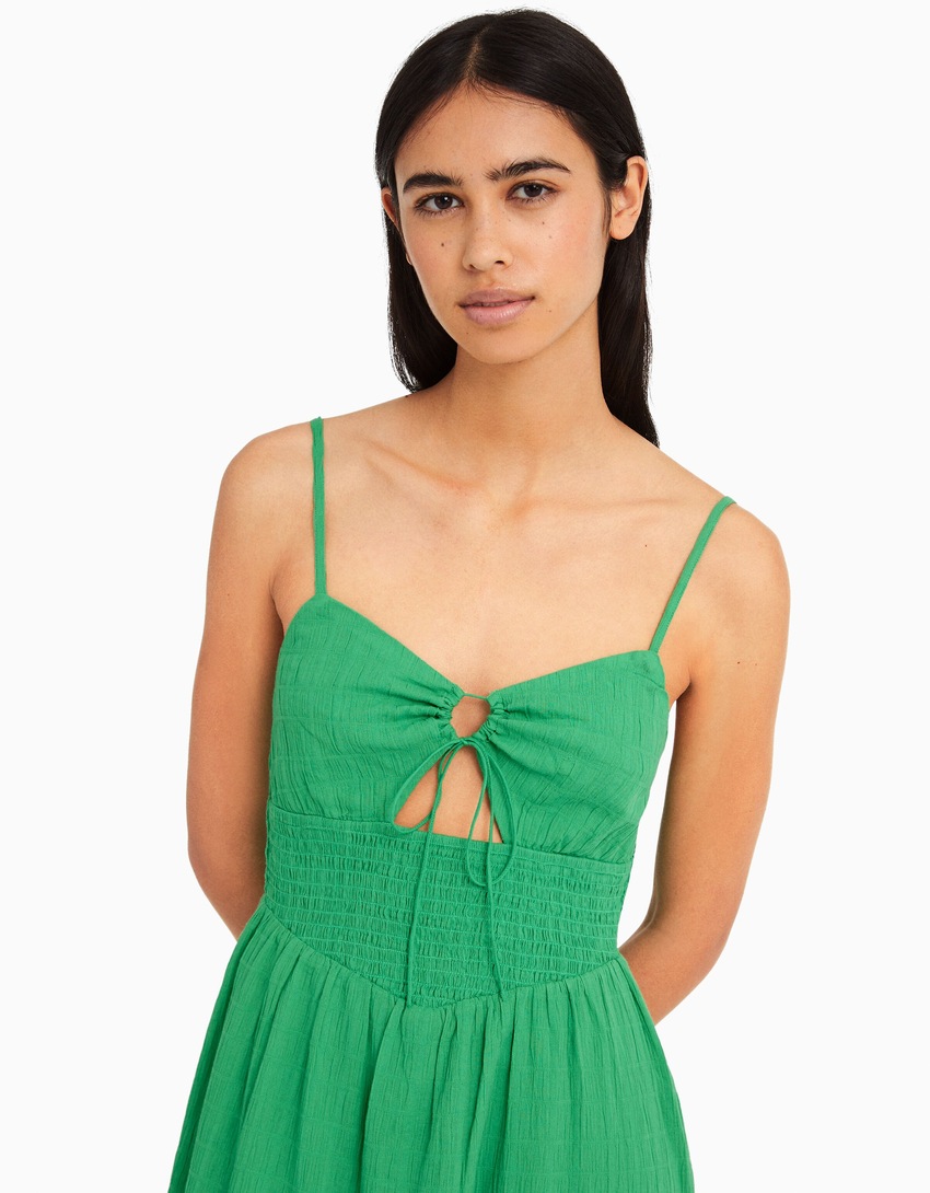 Vestido midi com alças finas, recortes e babados.