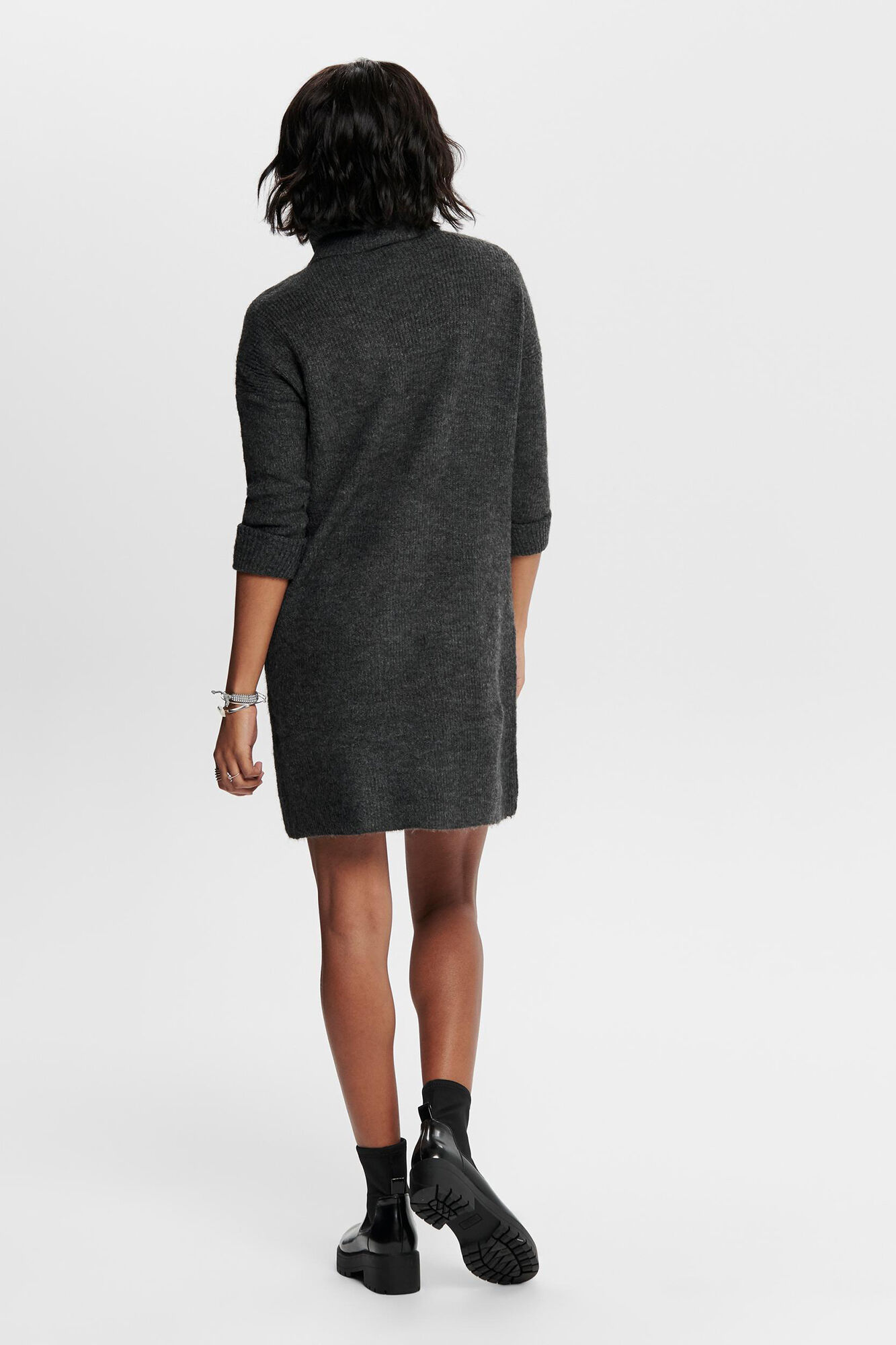 Vestido curto com gola alta