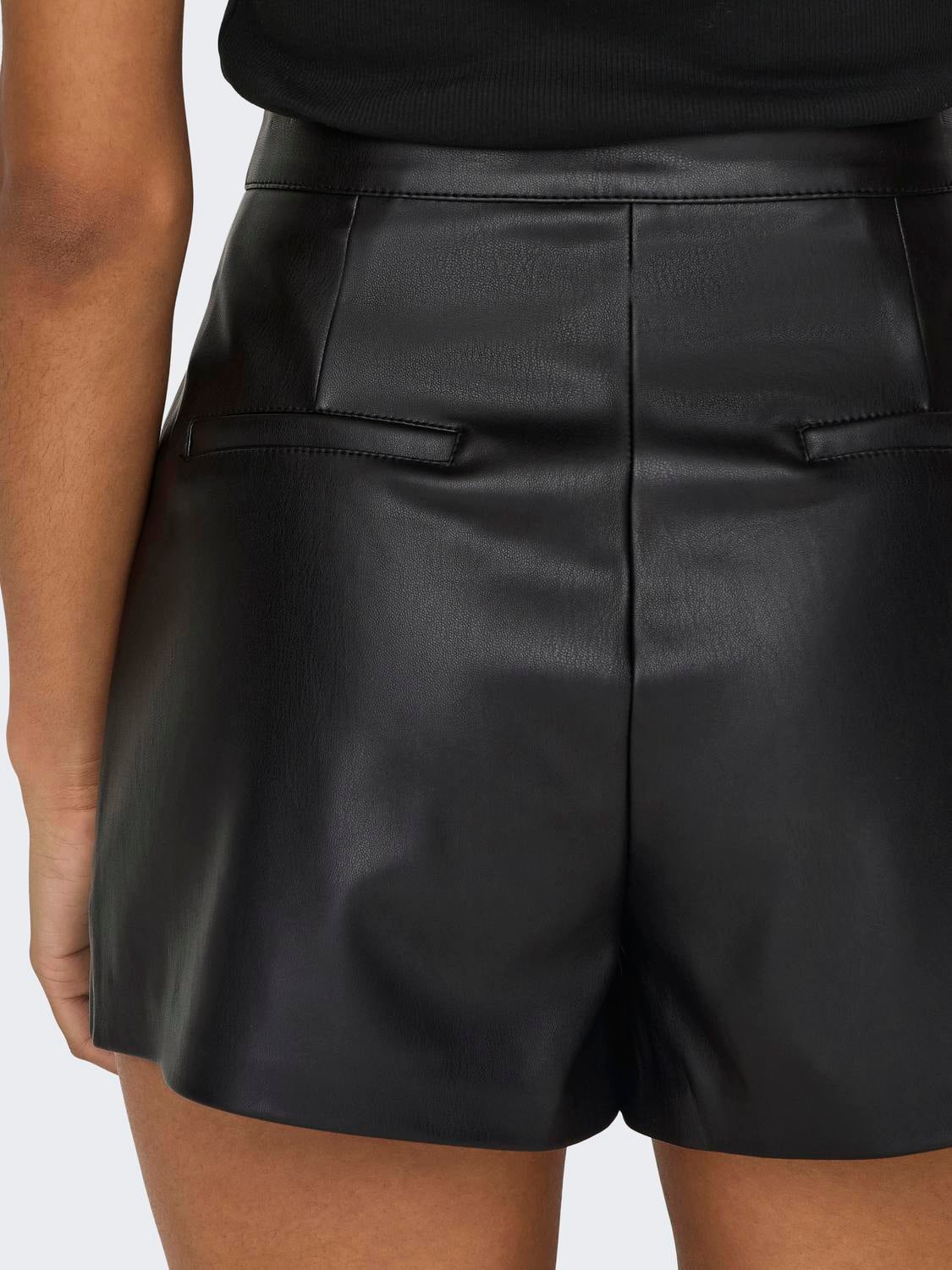 ONLTRICIA Mittlere Taille Baggy Fit Kunstledershorts Black