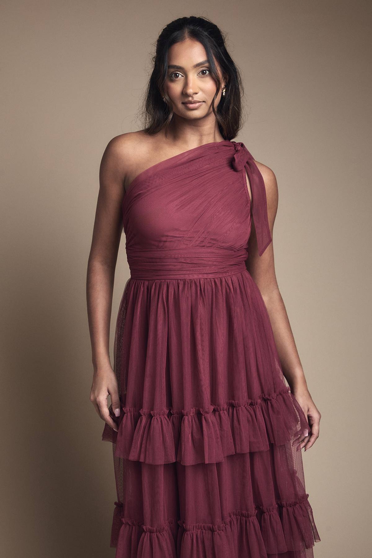 Oasis Robe Longue de Demoiselle d'Honneur Asymétrique en Maille Plissée à Volants