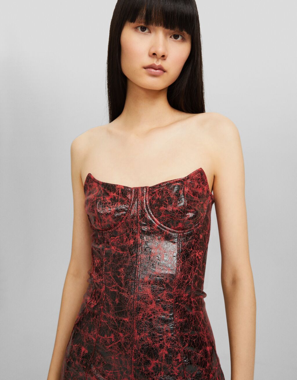Vestido midi bandeau em couro sintético