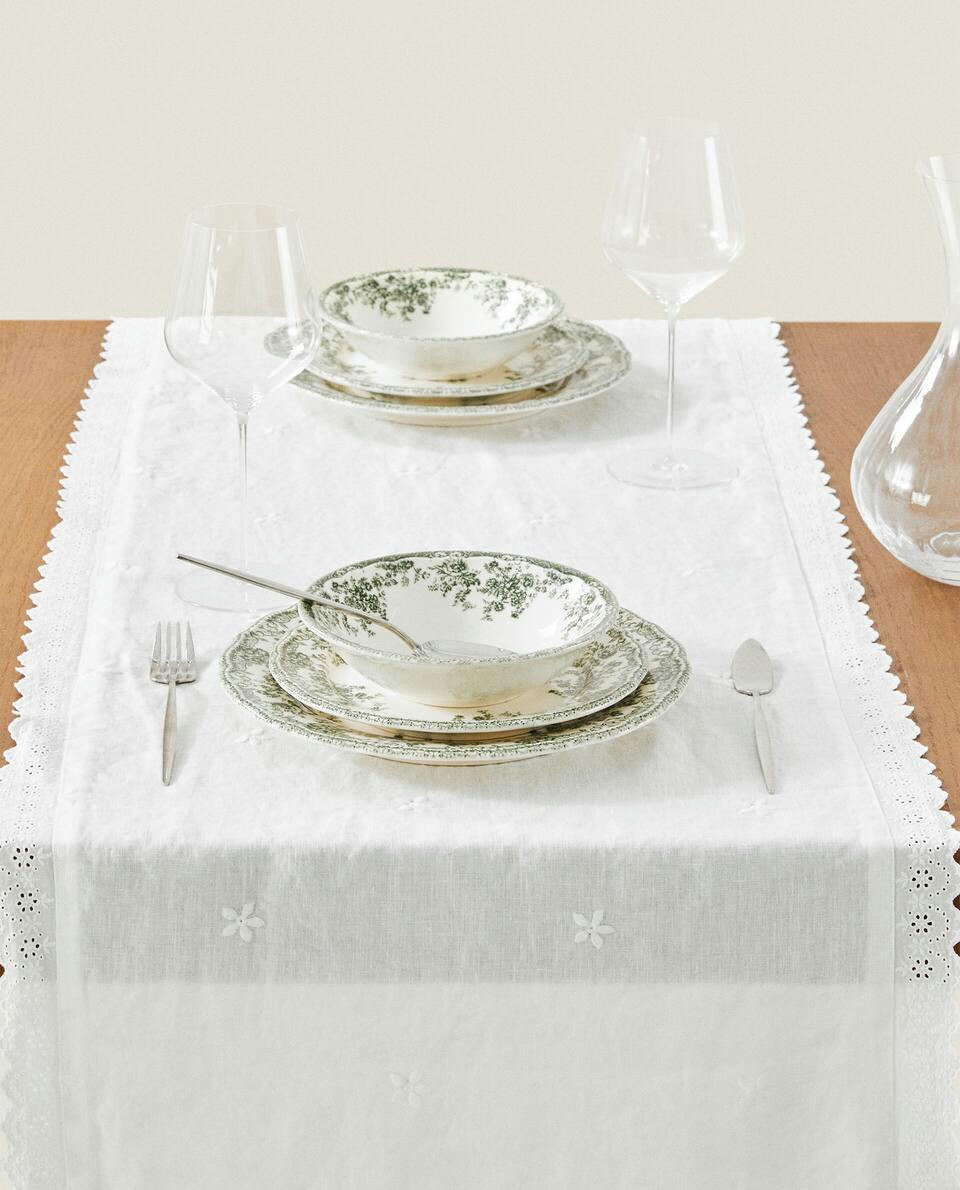 CAMINHO DE MESA DE LINHO COM ACABAMENTO EM RENDA