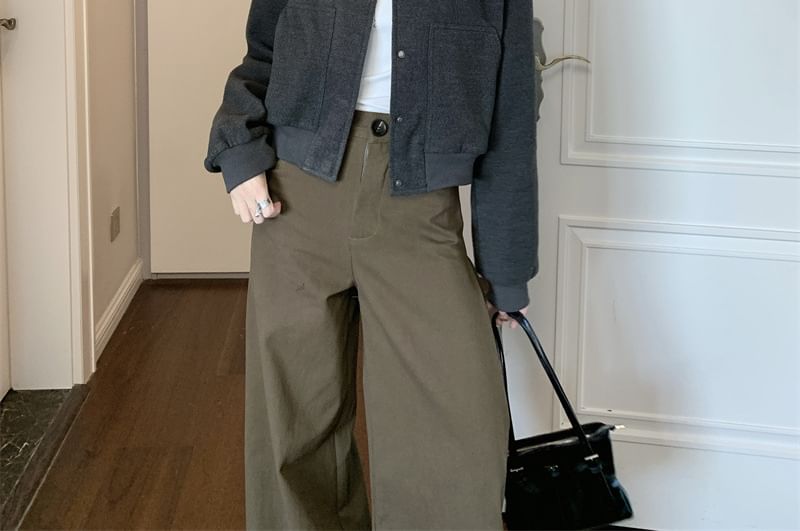 Rorah - Effen baseballjack met knoopjes en cropped pasvorm / Broek met wijde pijpen en hoge taille
