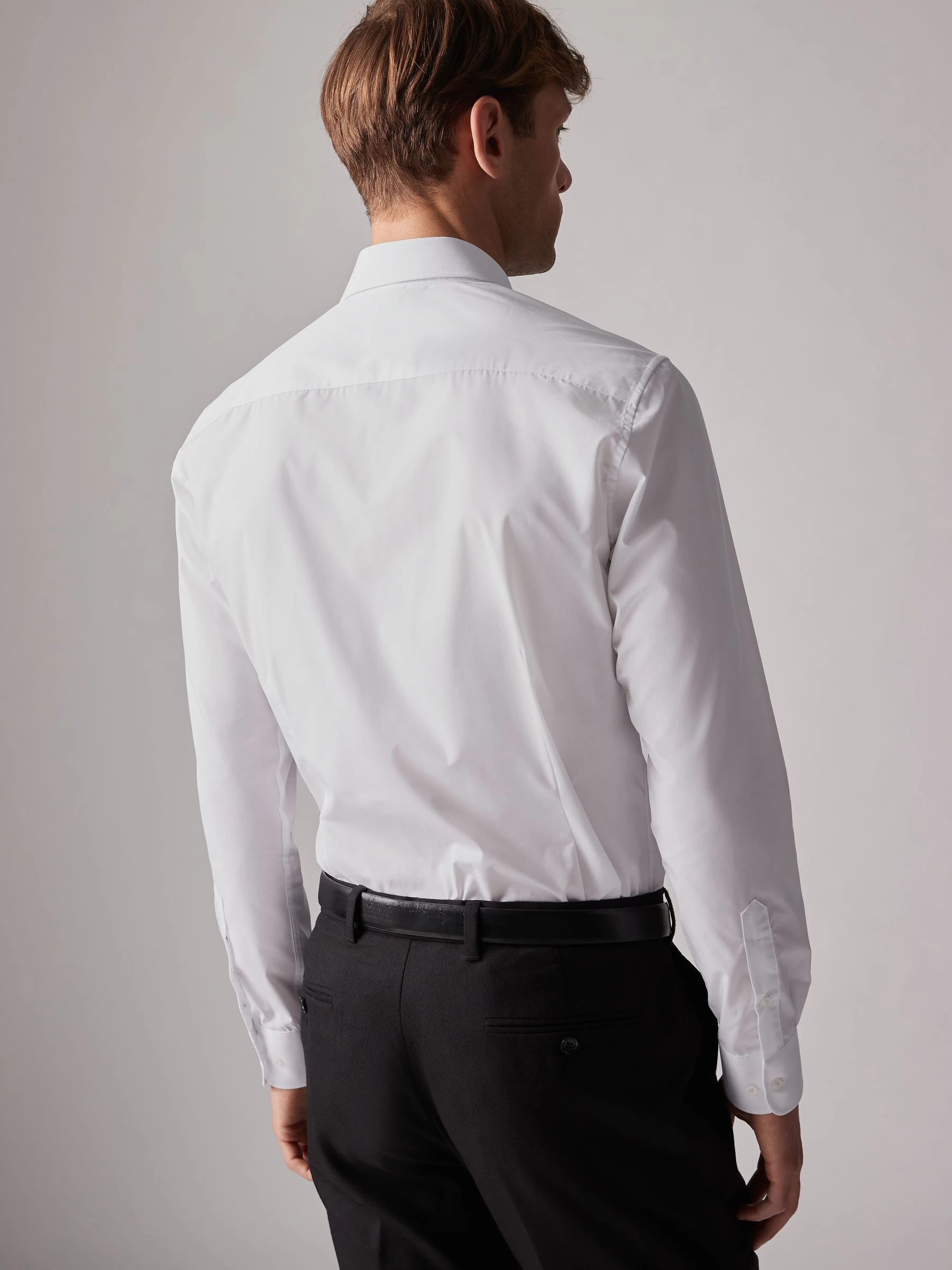 Wit - Verpakking van 4 onderhoudsvriendelijke slim fit smart overhemden met enkele manchetten