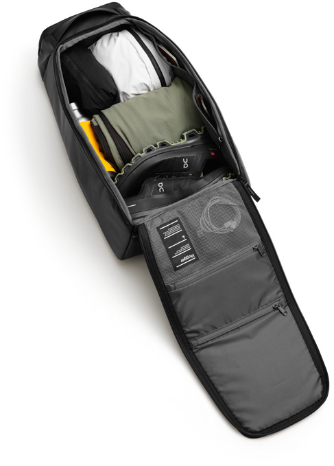 Hugger Backpack 30L Black Out