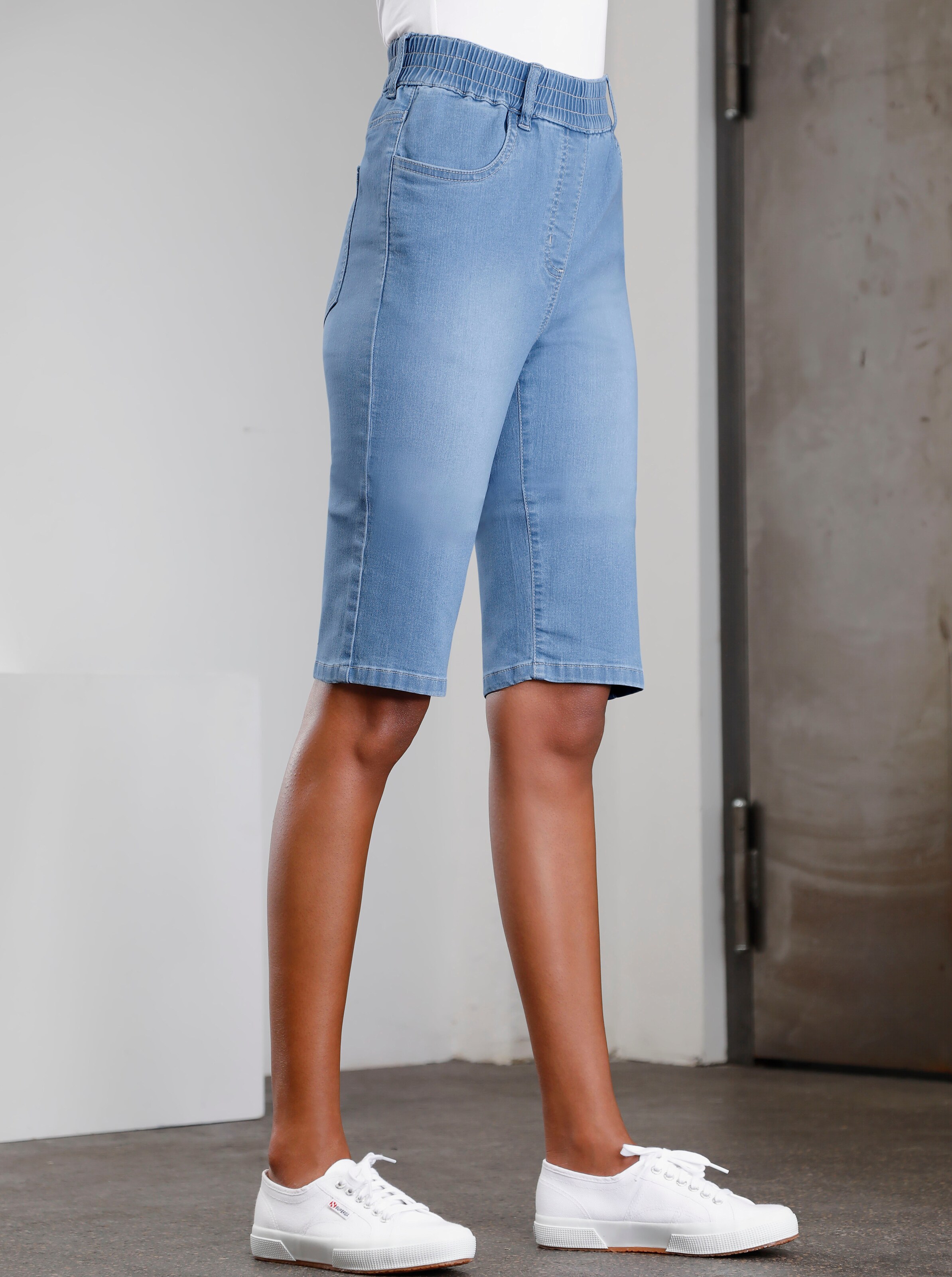 Jeansbermudas mit hohem Rundum-Dehnbund