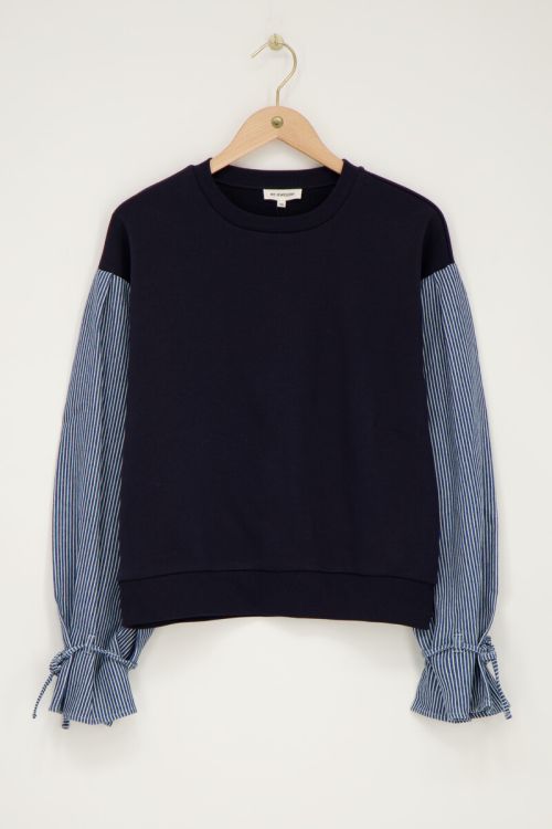 Donkerblauwe sweater met gestreepte mouwen