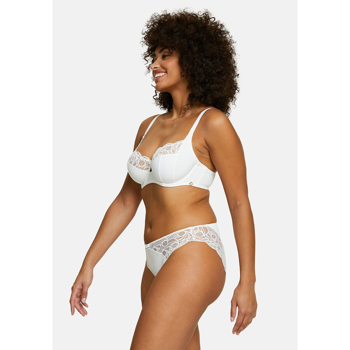SANS COMPLEXE<br>Sapato slip-on Ariane Essential em renda e microfibra