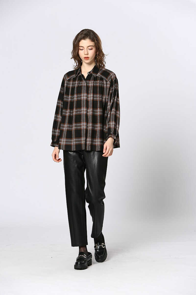 ATÉ BREVE<br>Blusa xadrez com fechamento por botões