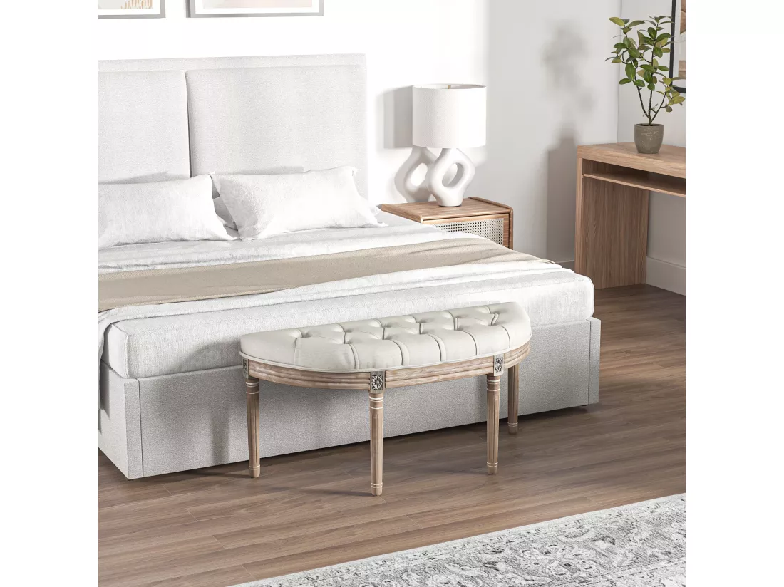 Banc bout de lit demi-lune style Louis XVI bois sculpté patiné tissu grège