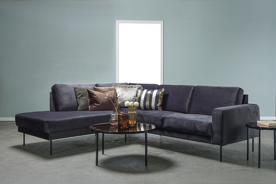 Shibuya hjørnesofa Letto Antrasitt velur. Med åpen ende venstre og sorte stålben.