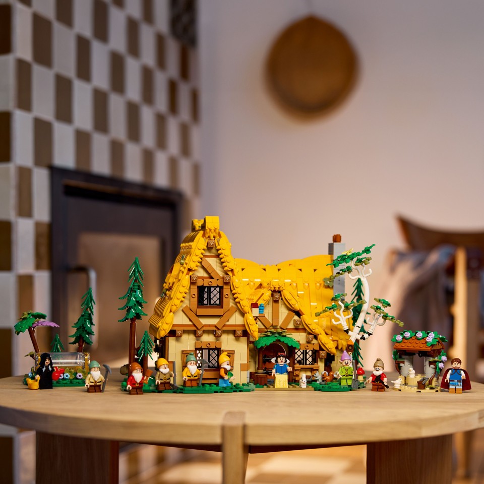 LEGO Disney - Snehvide og de syv små dværges hytte (43242)