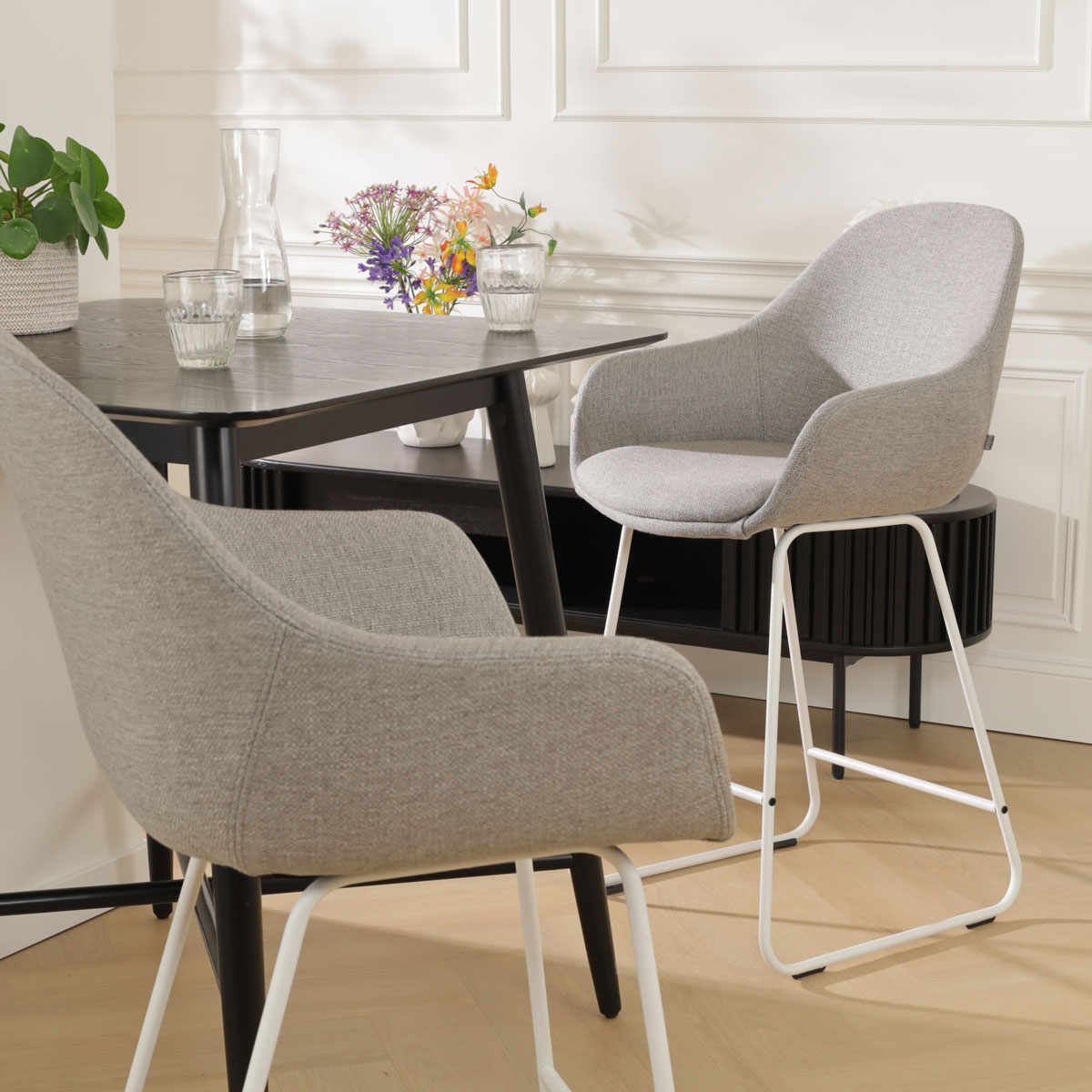 Barkruk Nino-Mae warm grijs - wit onderstel - 65 cm