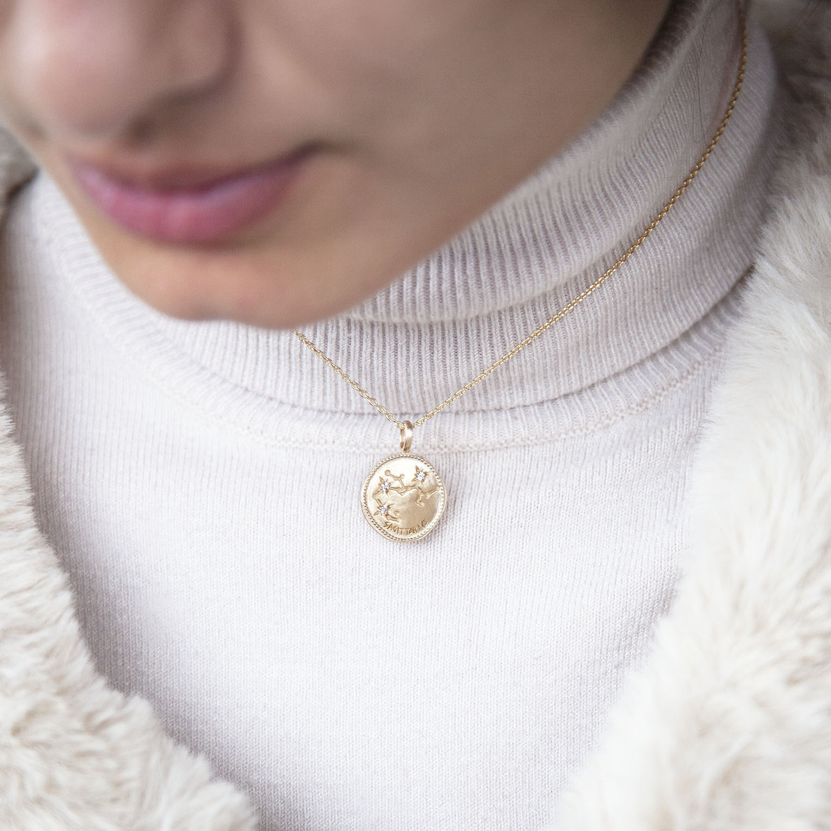 Pendentif plaqué or mat constellation zodiaque sagittaire zirconias