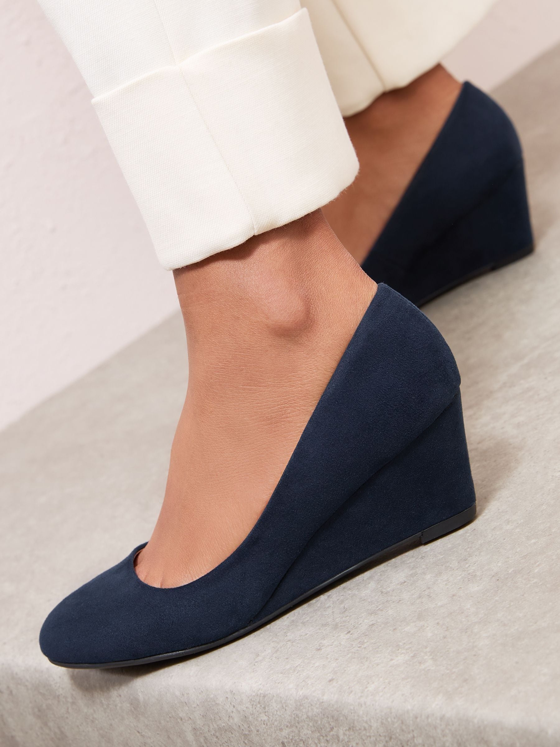 Marineblauw - Friends Like These pumps met ronde neus en middelhoge sleehak